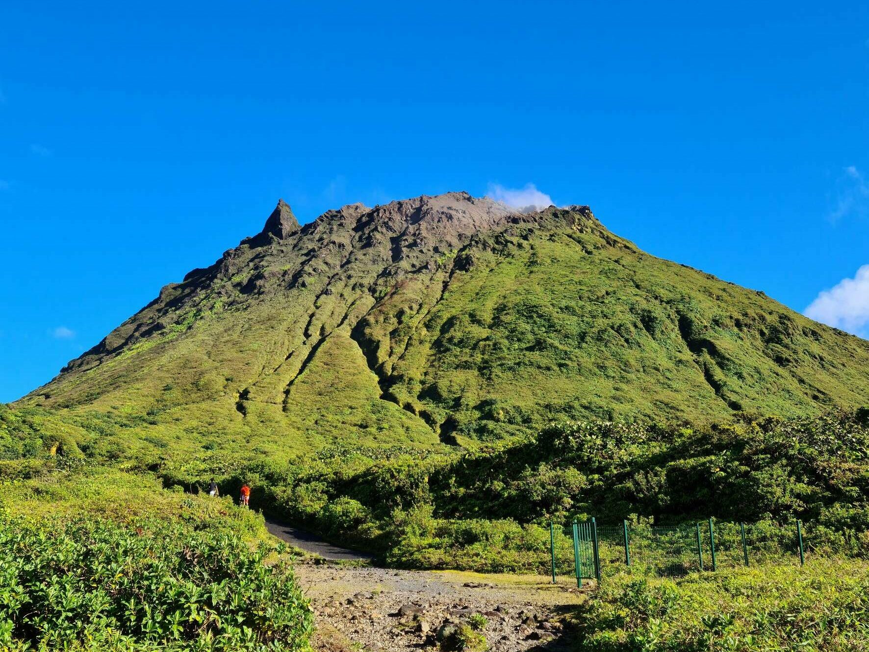 Le volcan de la Soufrière avec des enfants